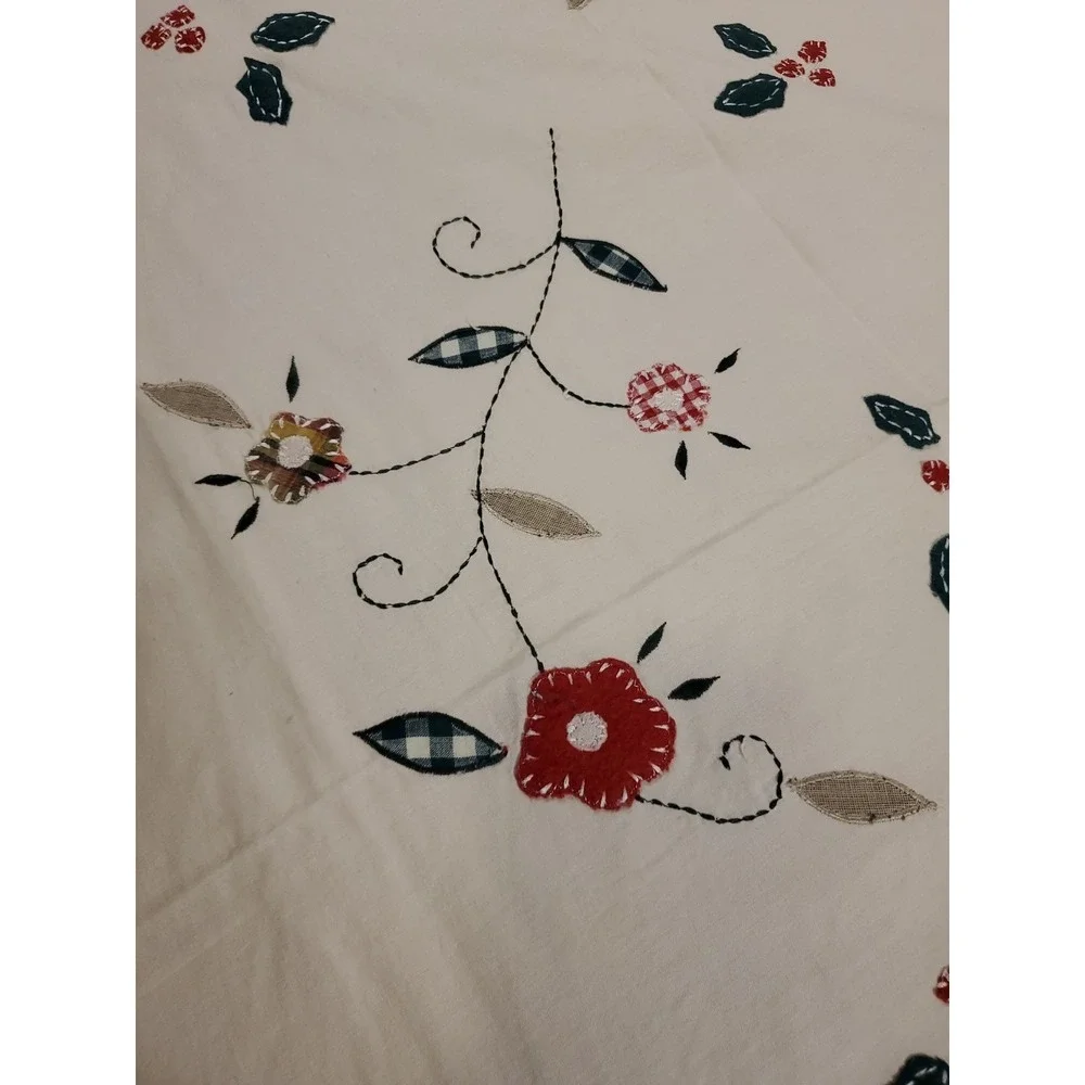 Vtg Christmas Hand appliqued & Embroid‎ Holly On Cotton 42x80